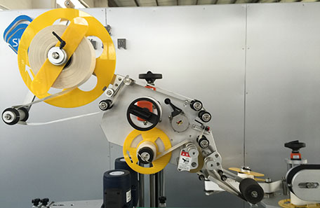 箱子平側面貼標機