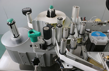 帶把手瓶定位貼標(biāo)機(jī)