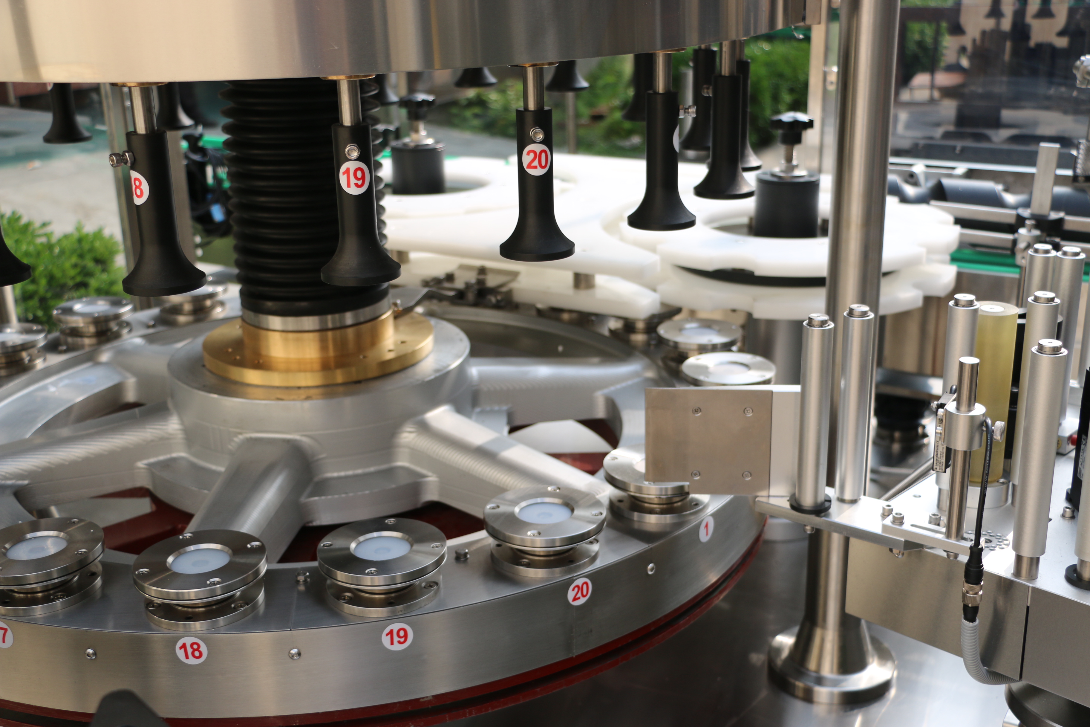 全自動回轉式數控不干膠貼標機-XTHZ-600S型