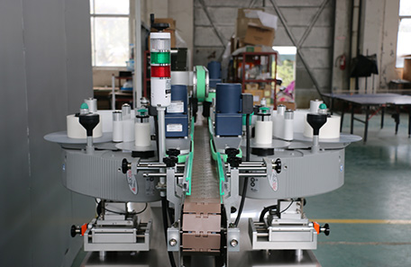 PET瓶雙面貼標(biāo)機(jī)