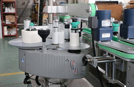 礦泉水雙面貼標機