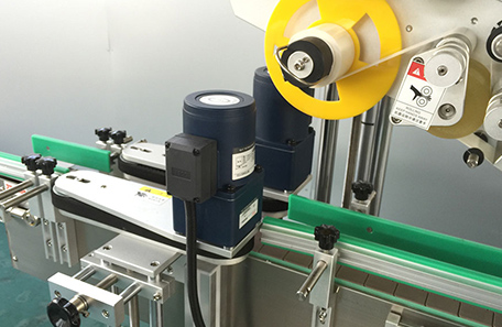 罐子平側面貼標機